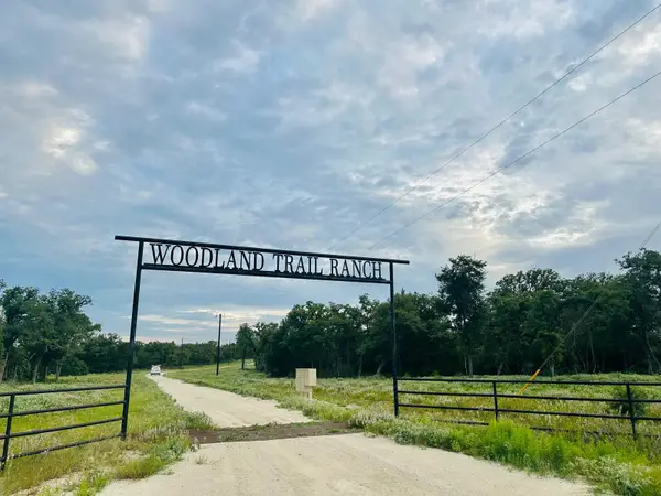 1118 N Woodland Trl, Rockdale, TX 77836
