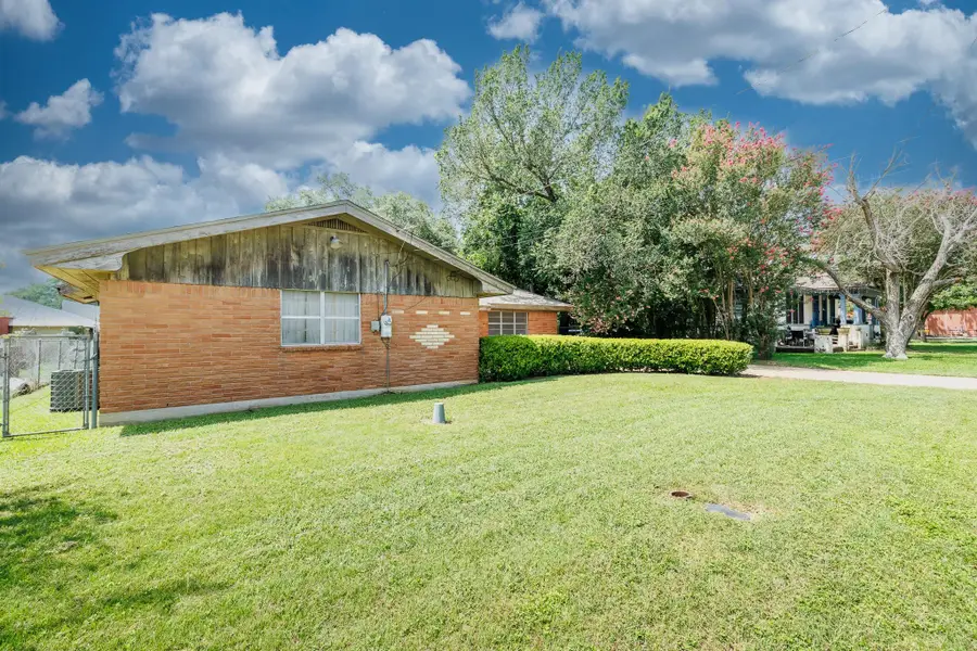 116 E Wallace St, Gonzales, TX 78629 - #2
