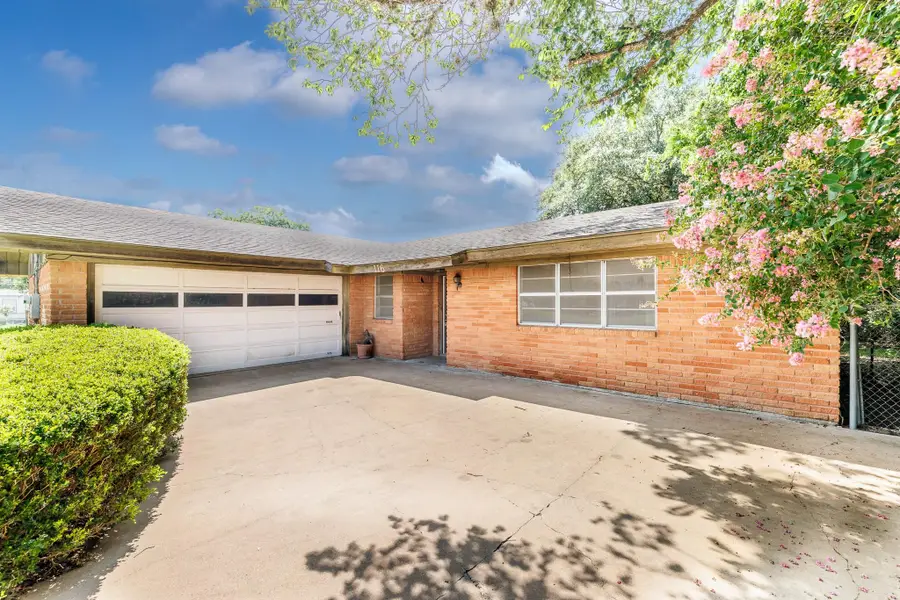 116 E Wallace St, Gonzales, TX 78629 - #3