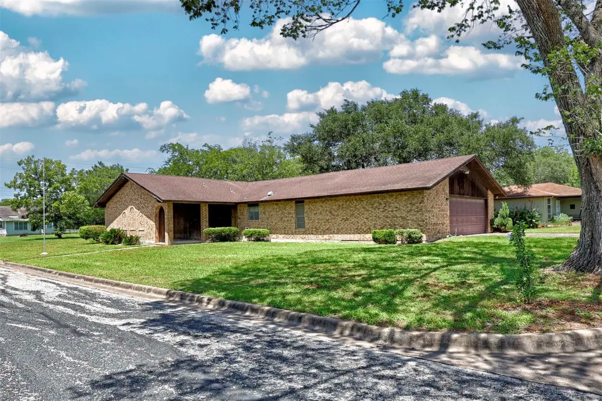 808 Herder Ave, Schulenburg, TX 78956 - #1