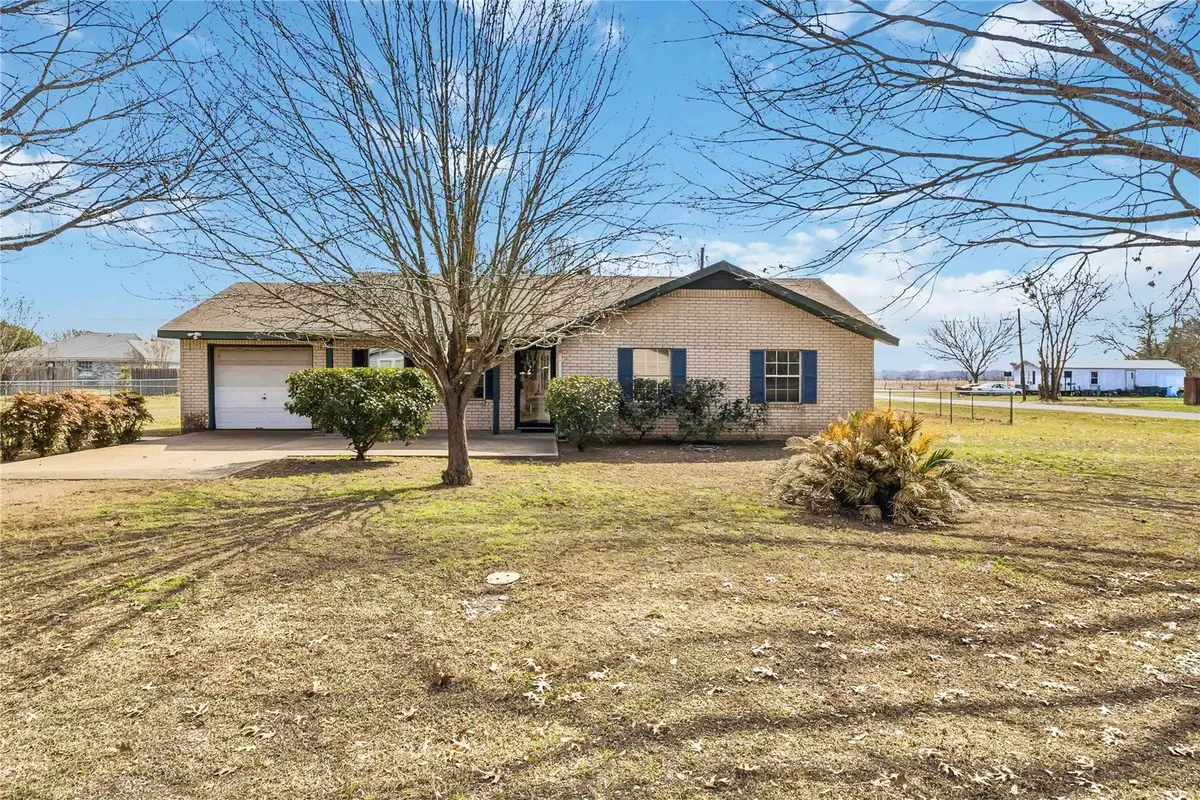 405 Lynch St, Smithville, TX 78957 - #1