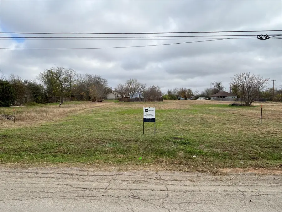 1302 Frink St, Taylor, TX 76574 - Image #3