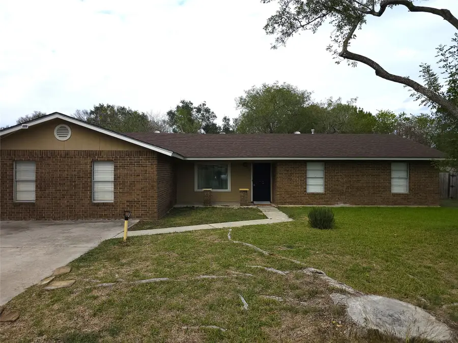 1648 Eastwood Dr, Seguin, TX 78155 - Image #2
