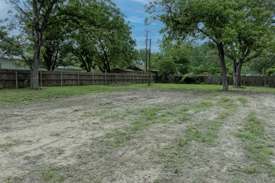 809 E Fannin St, Luling, TX 78648 - #3