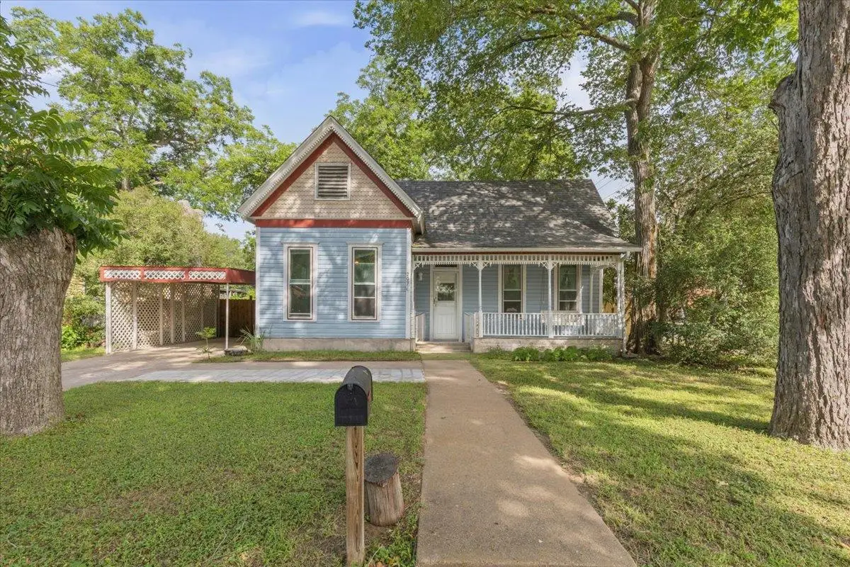 207 Hudgins St, Smithville, TX 78957 - #1