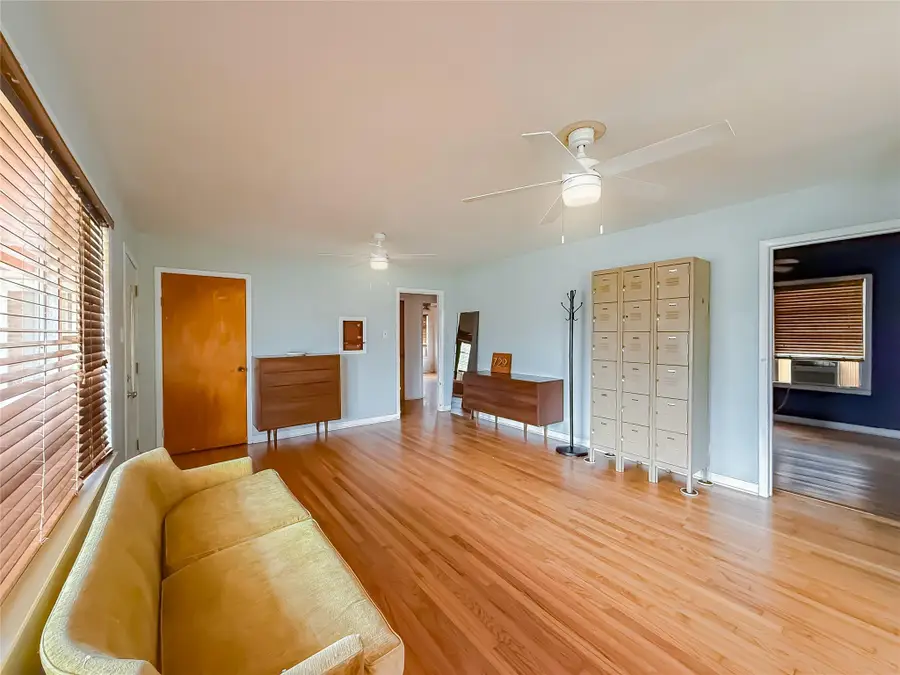 729 N Main St, Lexington, TX 78947 - #2