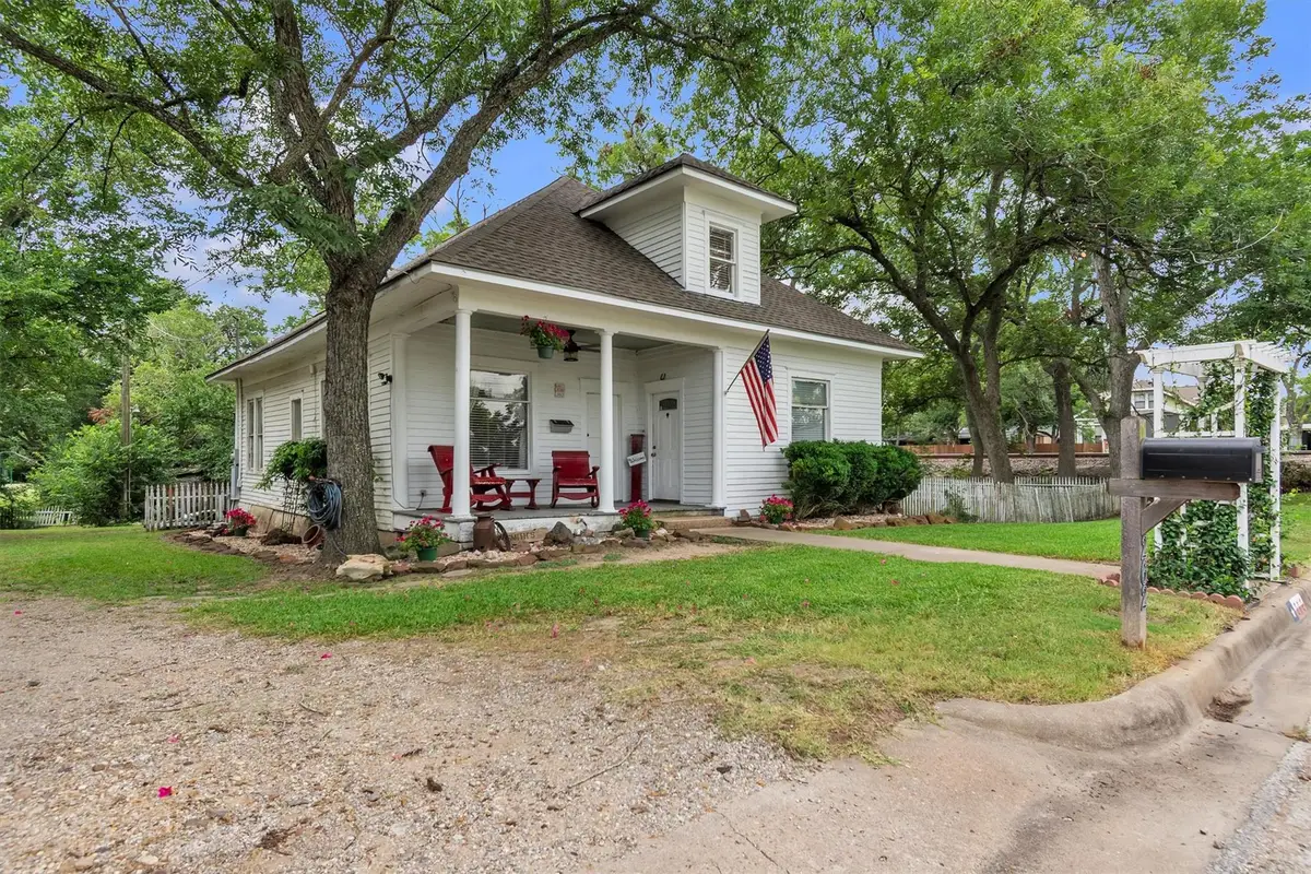 262 W Richmond St, Giddings, TX 78942 - #1