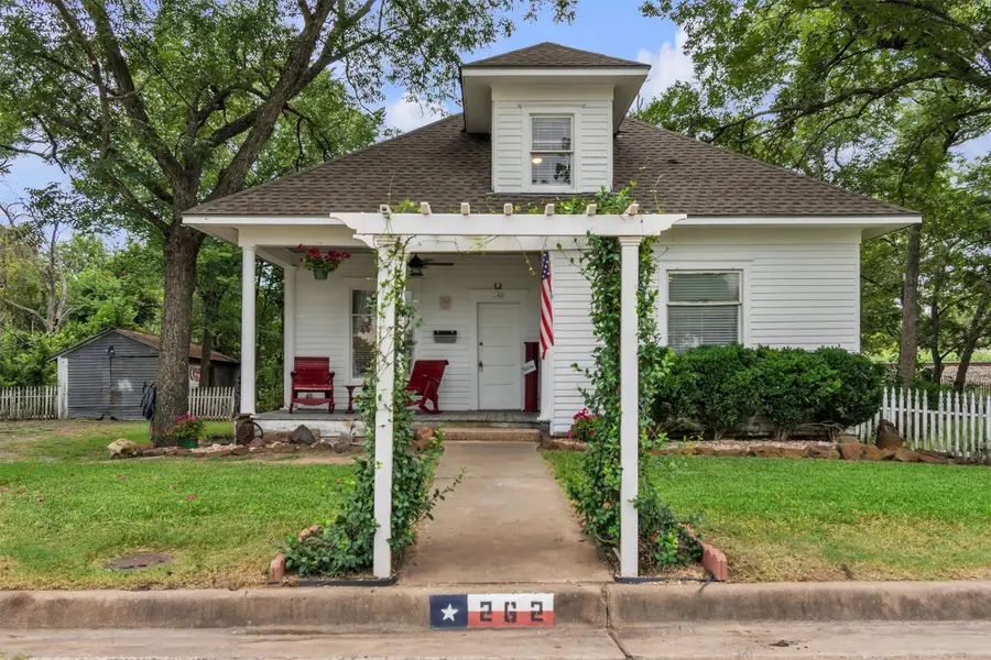 262 W Richmond St, Giddings, TX 78942 - #2