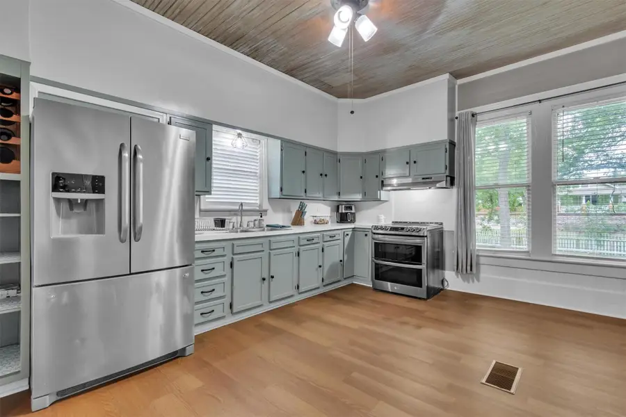 262 W Richmond St, Giddings, TX 78942 - #3