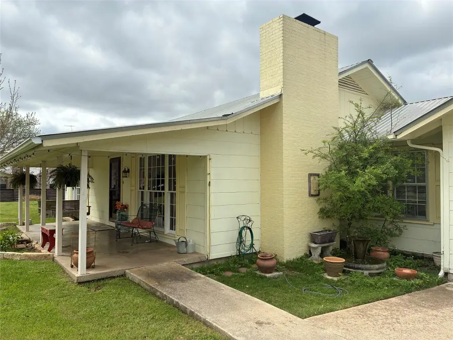 408 S Porter St, Lampasas, TX 76550 - #3