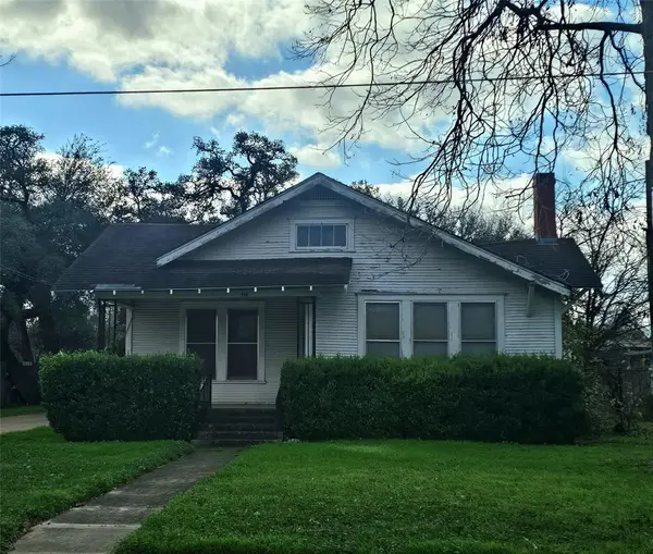 518 W Prairie Lea St, Lockhart, TX 78644