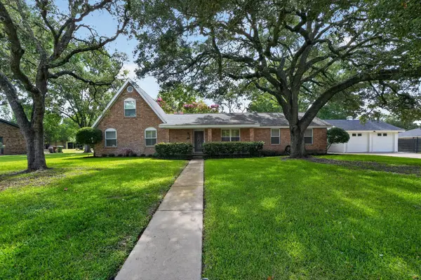 1622 Twin Island Drive Dr, Lockhart, TX 78644