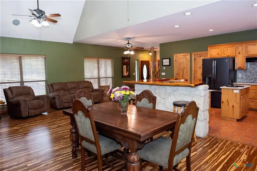 211 Cambridge Dr, New Braunfels, TX 78132 - #2