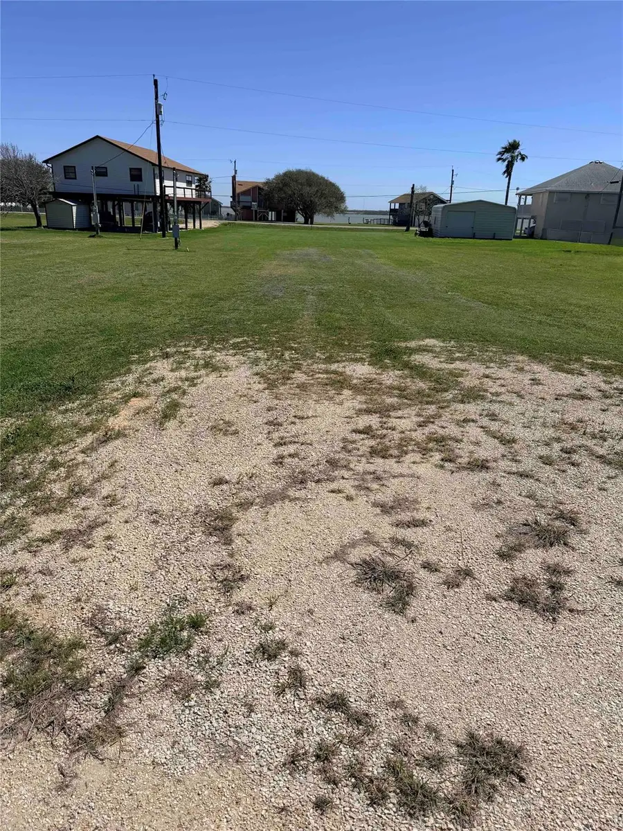 1912 Bayview Dr, Palacios, TX 77465 - #2