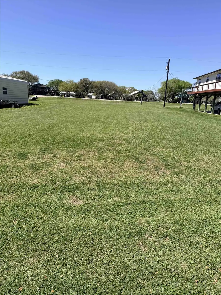 1912 Bayview Dr, Palacios, TX 77465 - #3