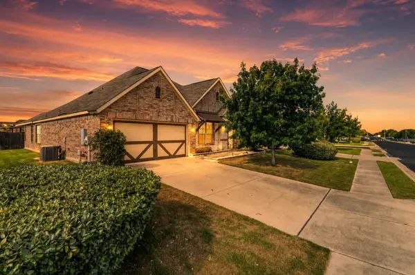 804 Farm House Dr, Hutto, TX 78634