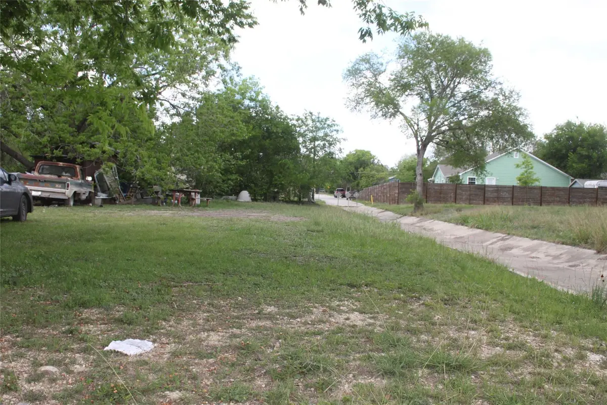801 Tank St, Lockhart, TX 78644 - #1