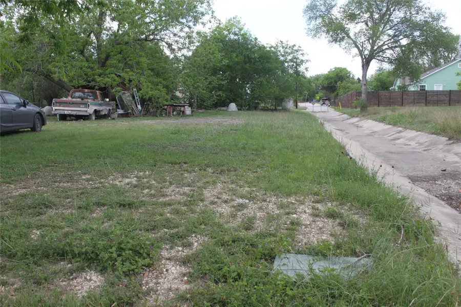 801 Tank St, Lockhart, TX 78644 - #3