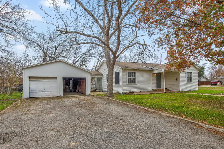 921 W 5th St, Taylor, TX 76574 - #2