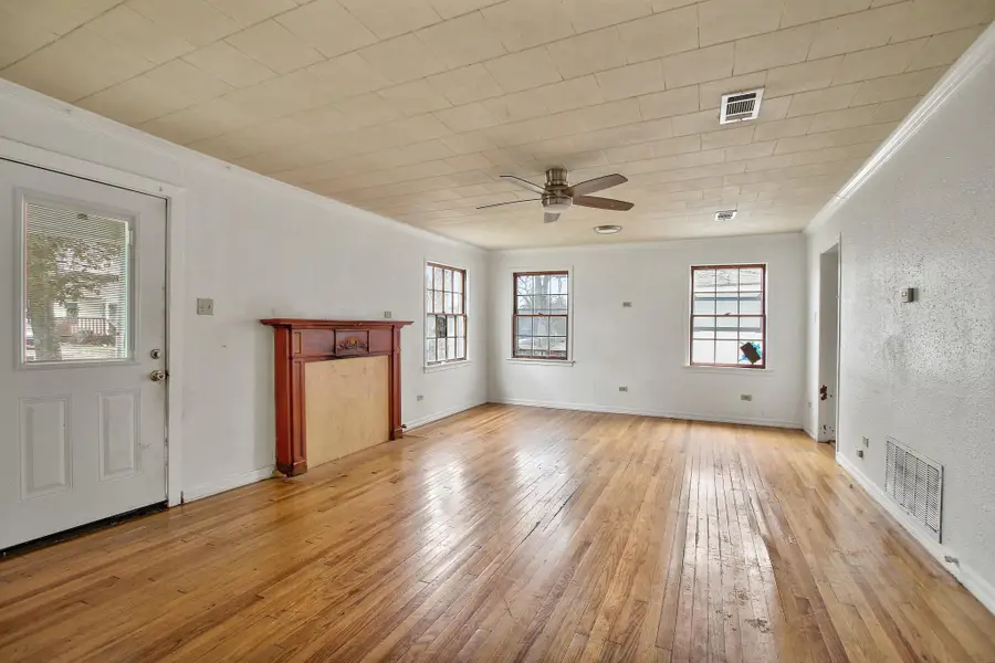 921 W 5th St, Taylor, TX 76574 - #3