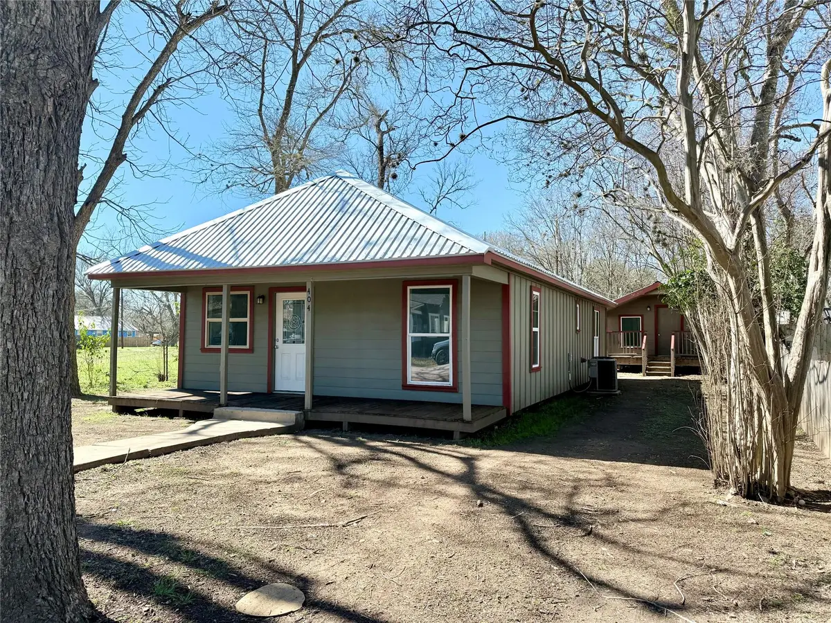 404 Lee St, Smithville, TX 78957 - #1