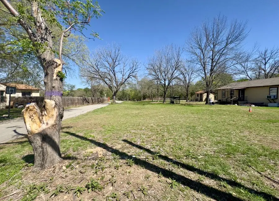 600 Sabine St, Lockhart, TX 78644 - #3