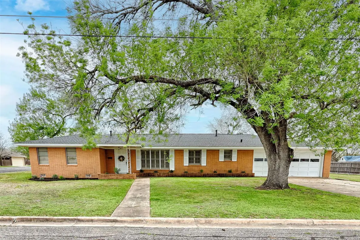 302 Baumgarten St, Schulenburg, TX 78956 - #1