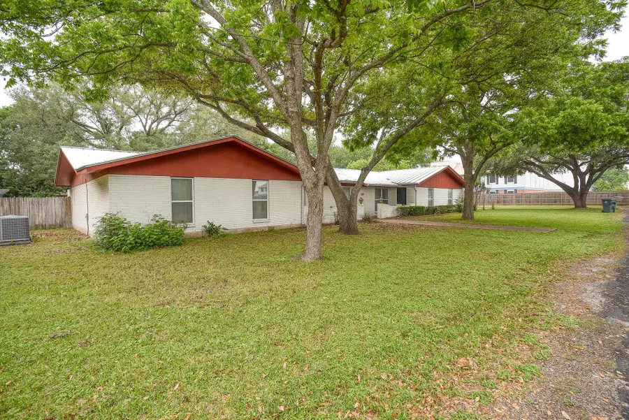204 Maynard St, Bastrop, TX 78602 - #3