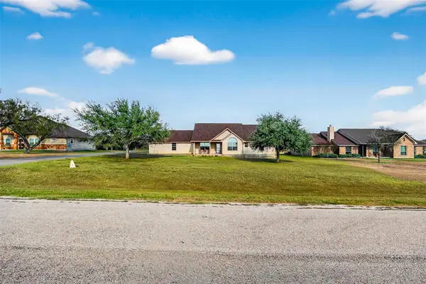 175 Creekwood Dr, Gonzales, TX 78629