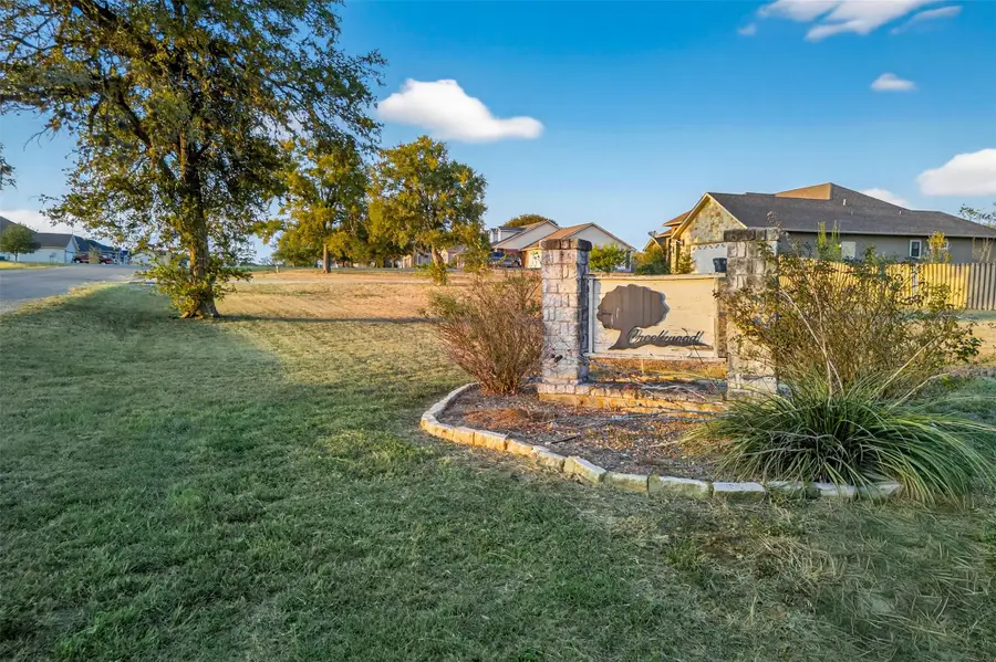 175 Creekwood Dr, Gonzales, TX 78629 - #2