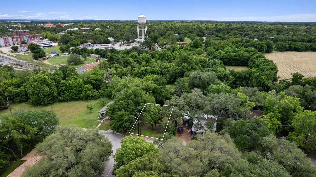 900 Tank St, Lockhart, TX 78644 - #1