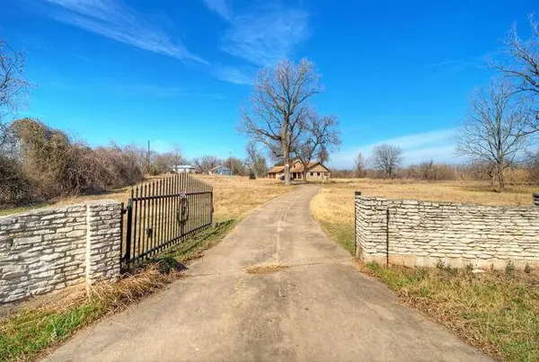 1800 Caldwell Ln, Del Valle, TX 78617