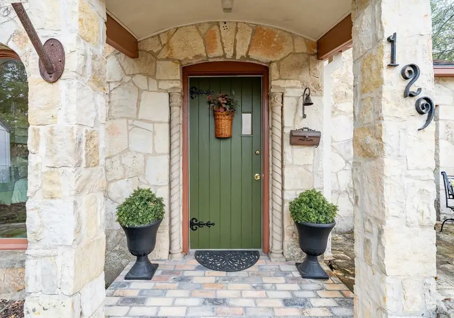 129 E Evergreen, Boerne, TX 78006 - Image #2