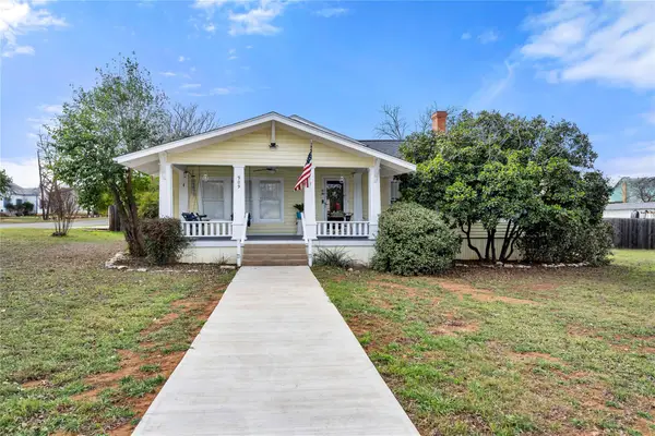 909 Flag St, Llano, TX 78643