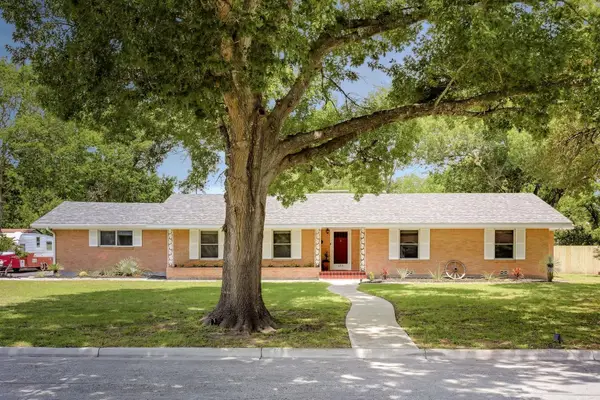 1215 W Live Oak St, Lockhart, TX 78644