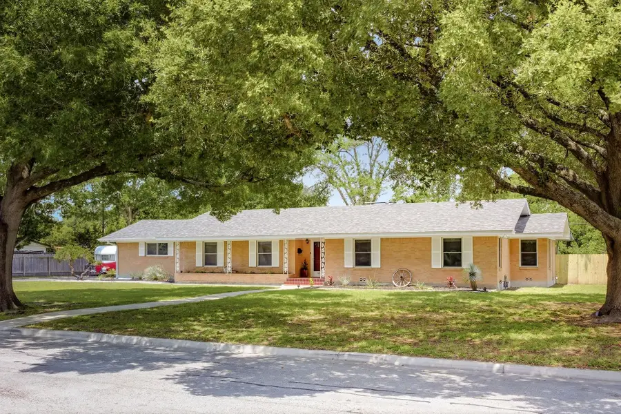 1215 W Live Oak St, Lockhart, TX 78644 - #2