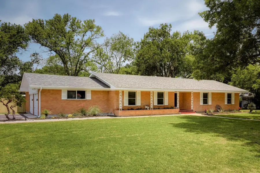 1215 W Live Oak St, Lockhart, TX 78644 - #3