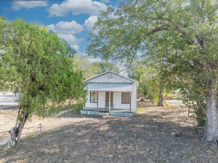 936 Water St, Gonzales, TX 78629 - Image #2