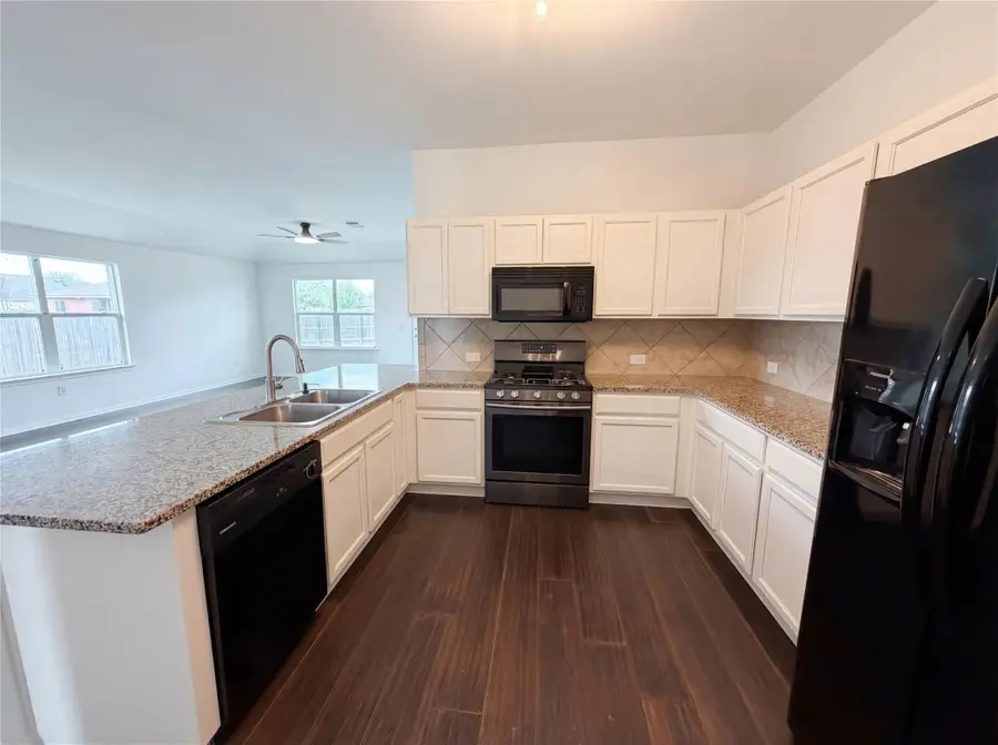 201 Camellia Dr, Hutto, TX 78634 - #2