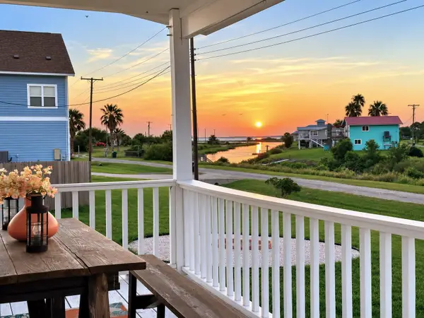 52 Anchor Ln, Seadrift, TX 77983