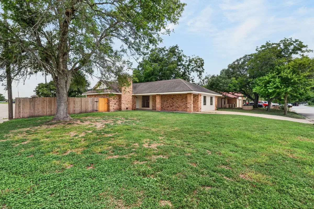 833 Ross Cir, Lockhart, TX 78644 - #1