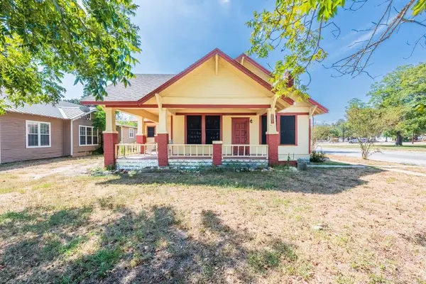 802 E Crockett St, Luling, TX 78648