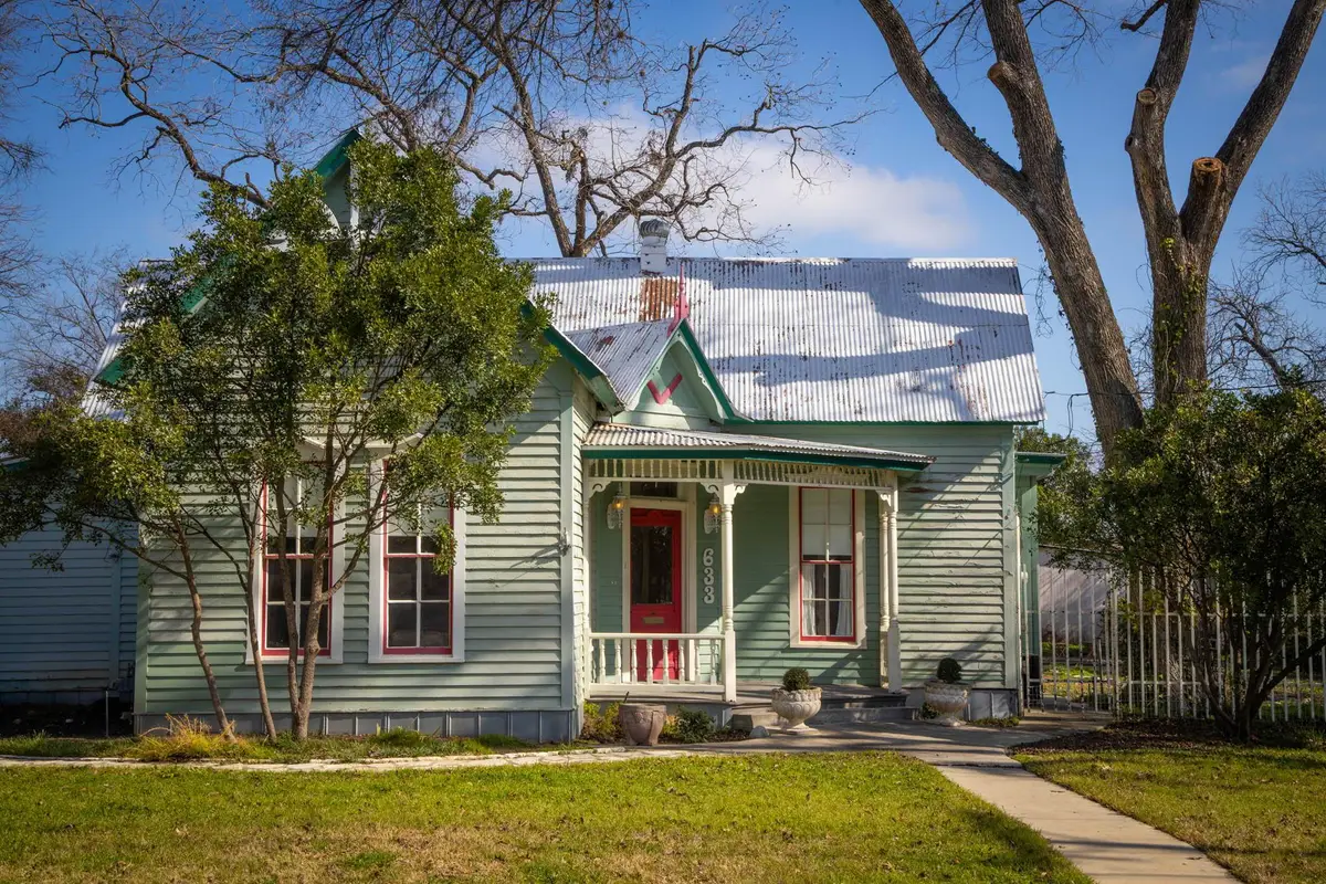 633 S Castell Ave, New Braunfels, TX 78130 - #1