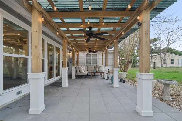 902 Turney St, Smithville, TX 78957