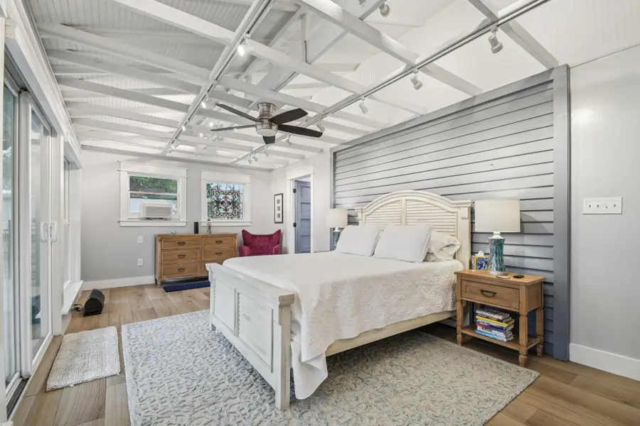 902 Turney St, Smithville, TX 78957 - Image #2