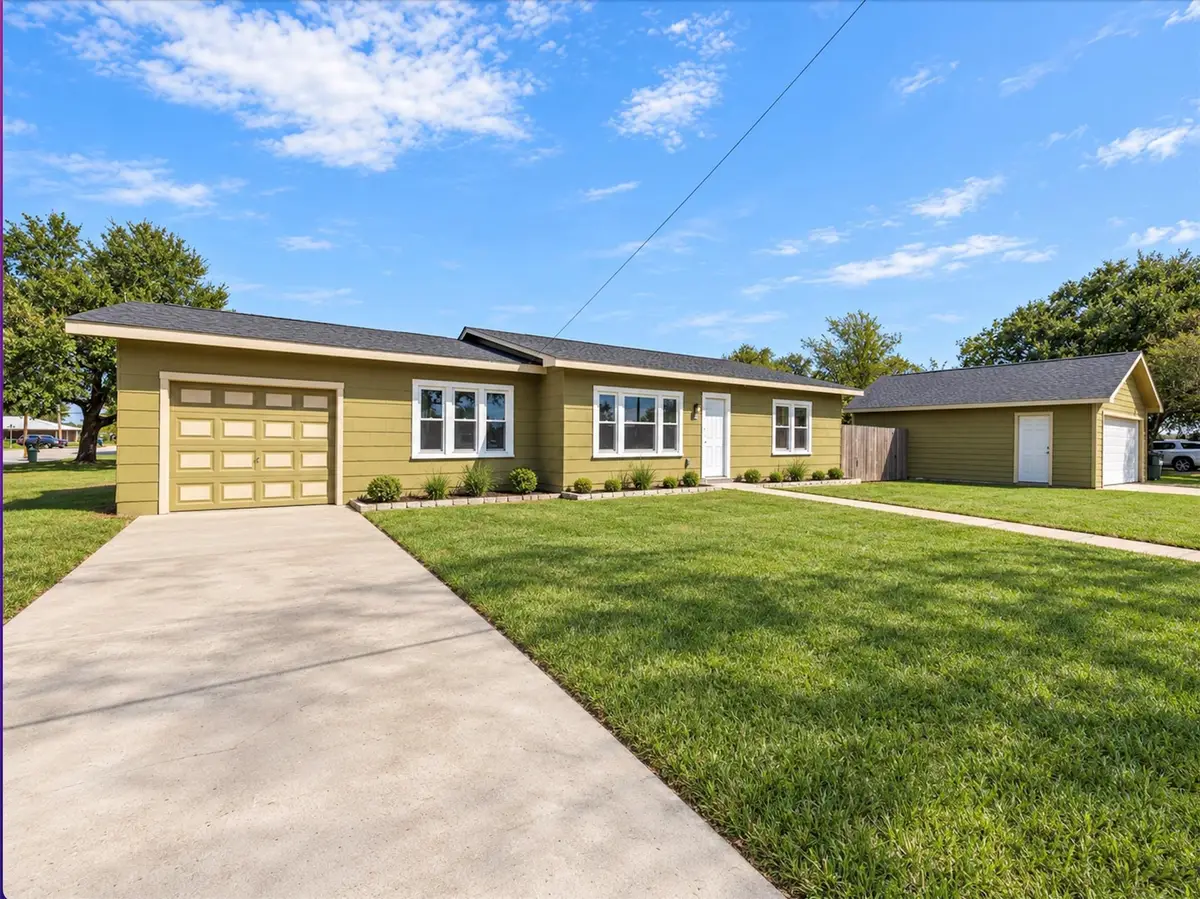 1023 E Houston St, Giddings, TX 78942 - #1