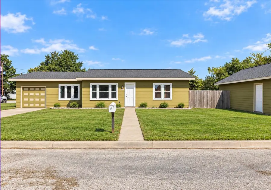 1023 E Houston St, Giddings, TX 78942 - #2