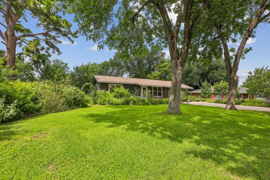 1114 W W 2nd St, Elgin, TX 78621 - #2