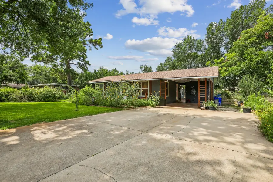 1114 W W 2nd St, Elgin, TX 78621 - #3
