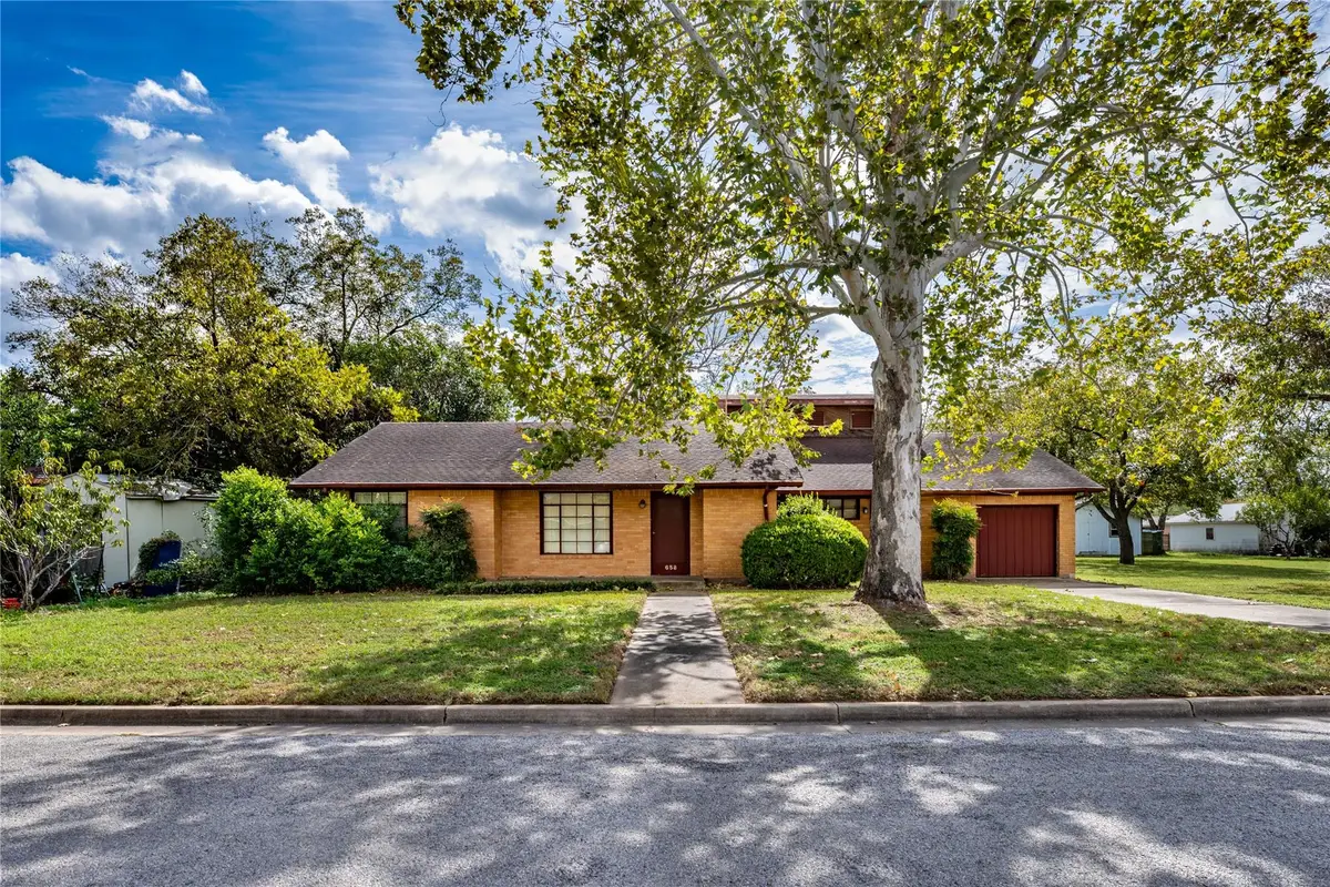658 E Milam St, La Grange, TX 78945 - #1